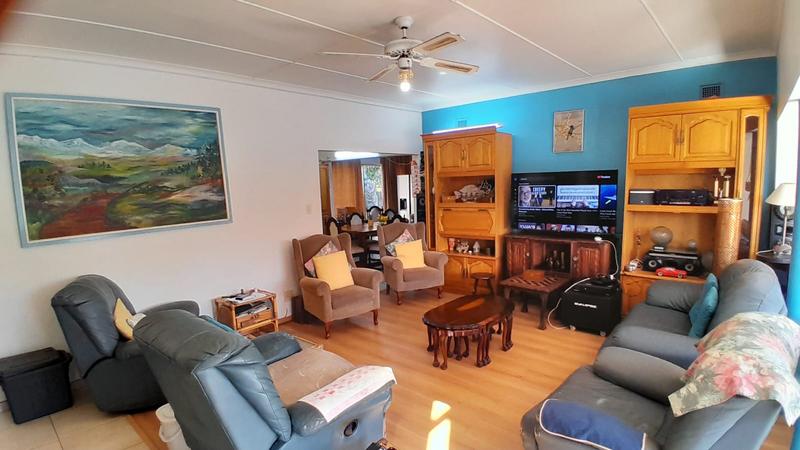 6 Bedroom Property for Sale in Uvongo KwaZulu-Natal