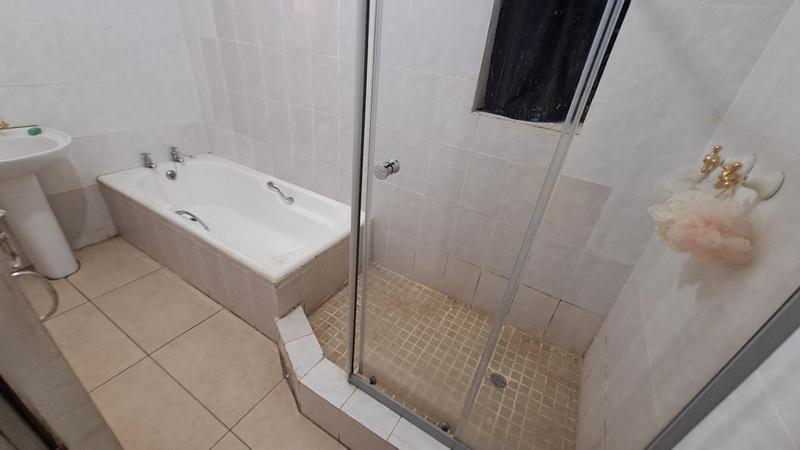 5 Bedroom Property for Sale in Montclair KwaZulu-Natal