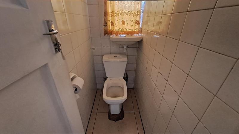 5 Bedroom Property for Sale in Montclair KwaZulu-Natal