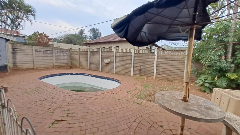 5 Bedroom Property for Sale in Montclair KwaZulu-Natal