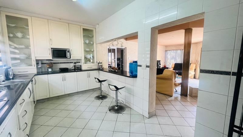 5 Bedroom Property for Sale in Uvongo KwaZulu-Natal