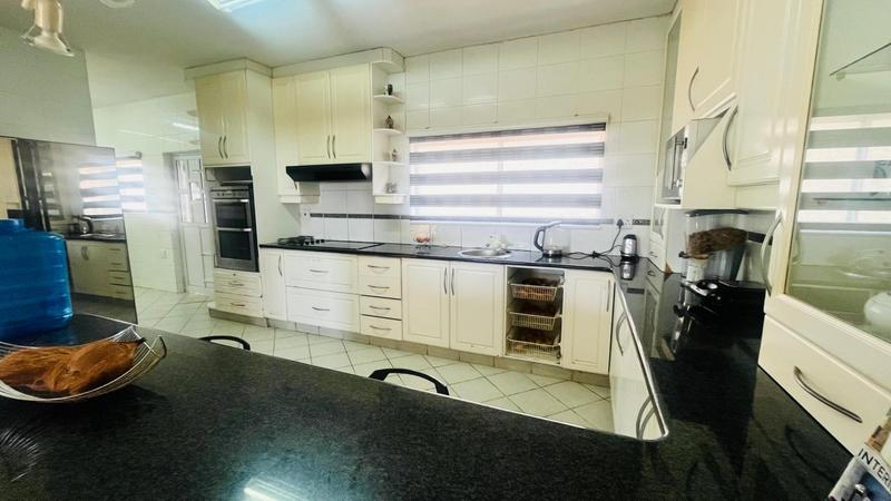 5 Bedroom Property for Sale in Uvongo KwaZulu-Natal