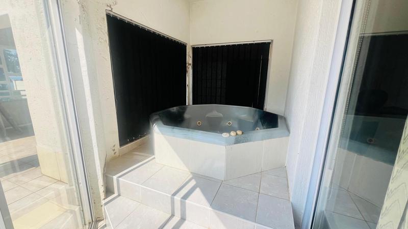 5 Bedroom Property for Sale in Uvongo KwaZulu-Natal
