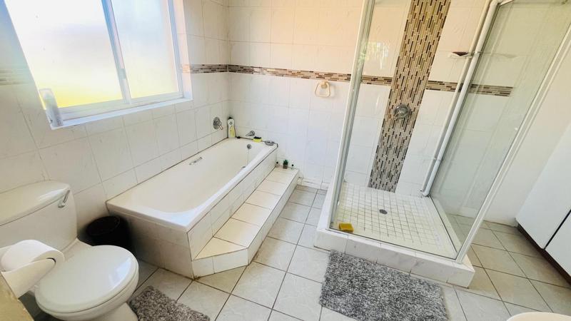 5 Bedroom Property for Sale in Uvongo KwaZulu-Natal