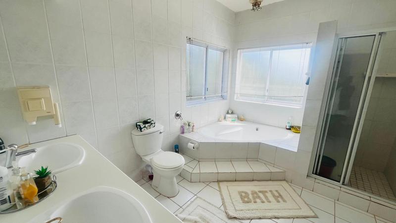 5 Bedroom Property for Sale in Uvongo KwaZulu-Natal