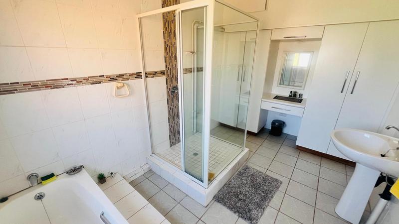 5 Bedroom Property for Sale in Uvongo KwaZulu-Natal
