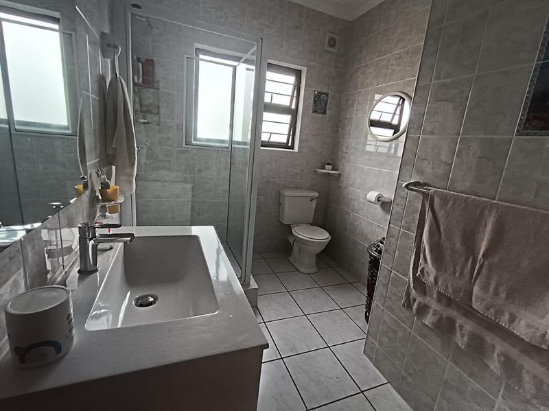 To Let 4 Bedroom Property for Rent in Uvongo KwaZulu-Natal