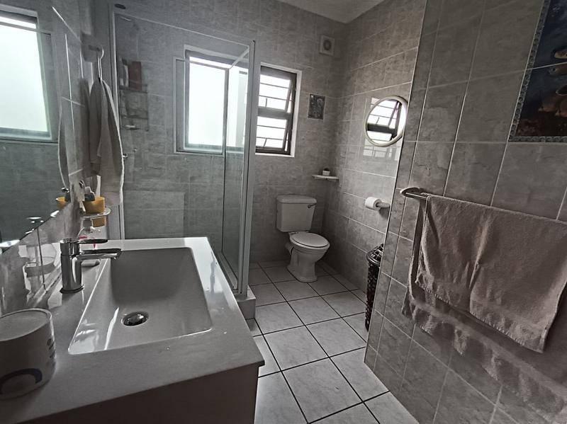 To Let 4 Bedroom Property for Rent in Uvongo KwaZulu-Natal