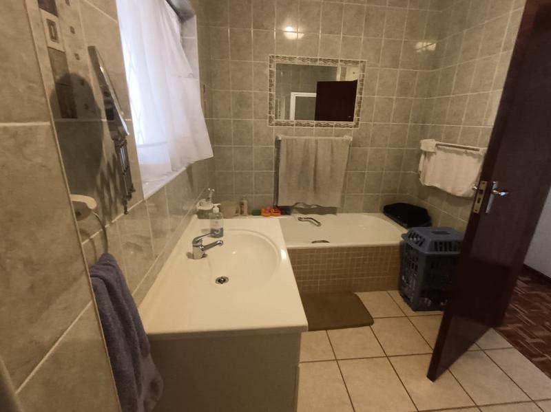 To Let 4 Bedroom Property for Rent in Uvongo KwaZulu-Natal