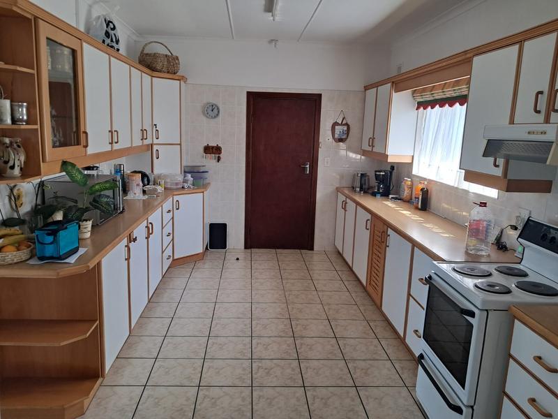 To Let 4 Bedroom Property for Rent in Uvongo KwaZulu-Natal