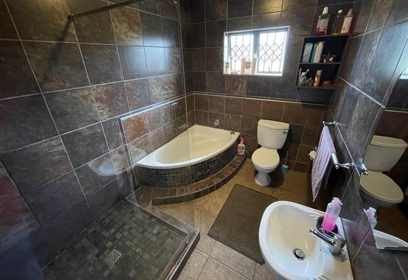 5 Bedroom Property for Sale in Umzinto KwaZulu-Natal