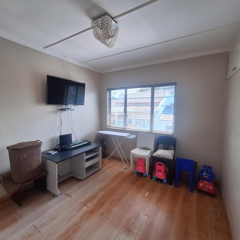 To Let 4 Bedroom Property for Rent in Essenwood KwaZulu-Natal
