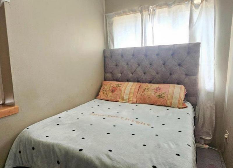 1 Bedroom Property for Sale in Essenwood KwaZulu-Natal