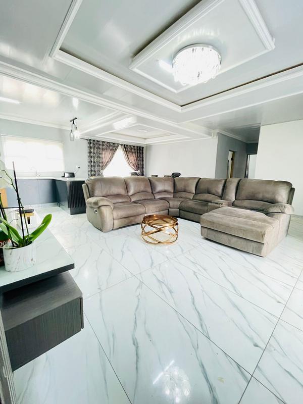 5 Bedroom Property for Sale in Margate KwaZulu-Natal