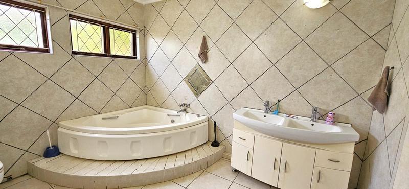 4 Bedroom Property for Sale in Uvongo KwaZulu-Natal