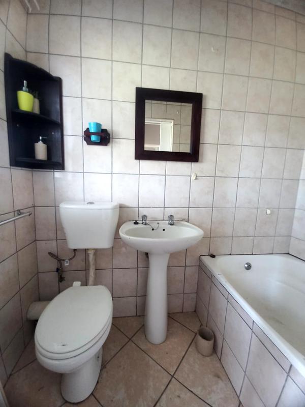 To Let 2 Bedroom Property for Rent in Uvongo KwaZulu-Natal