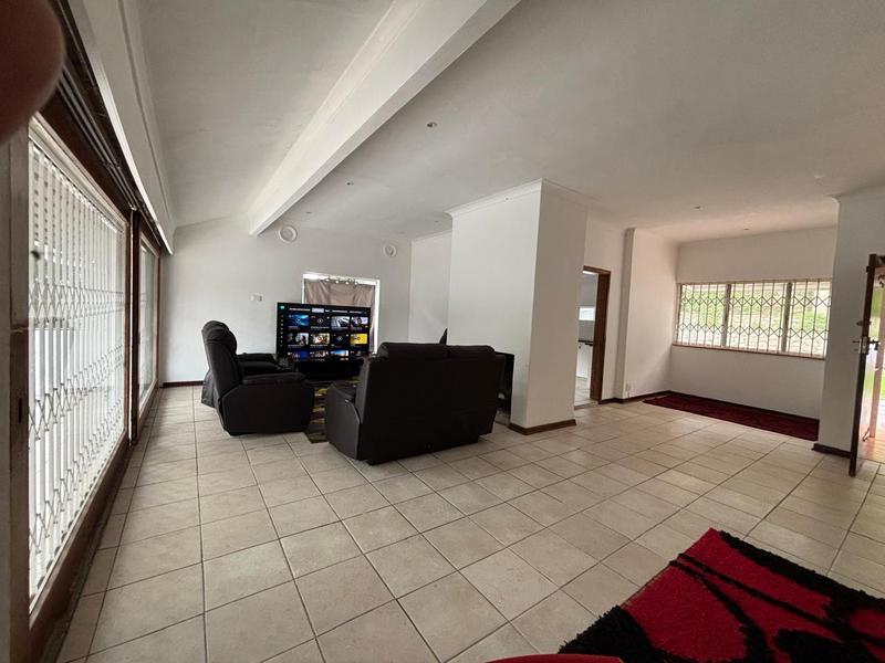 7 Bedroom Property for Sale in Rouken Glen KwaZulu-Natal