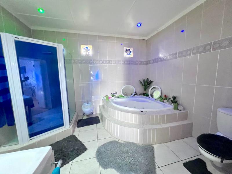 5 Bedroom Property for Sale in Margate KwaZulu-Natal