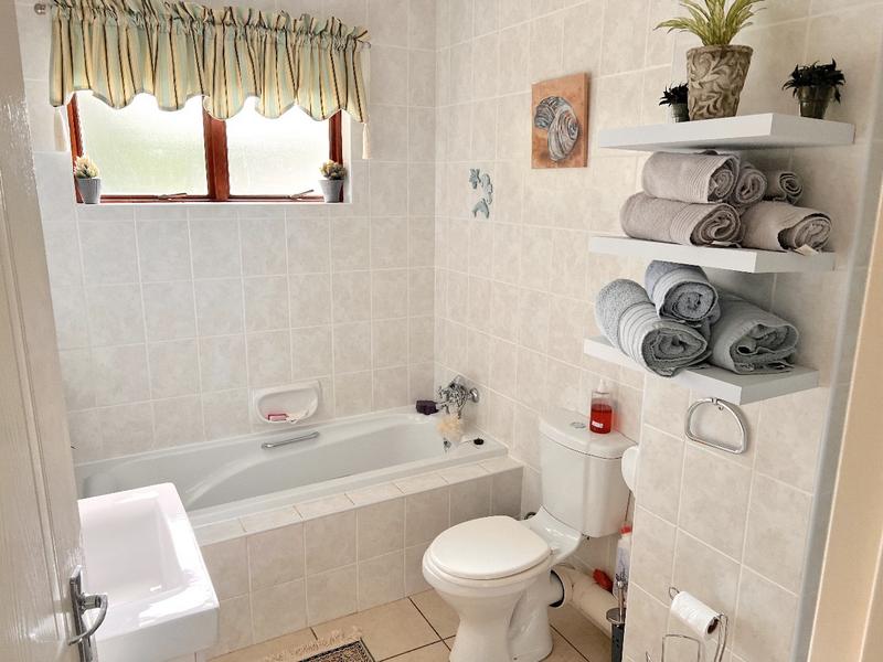 To Let 4 Bedroom Property for Rent in St Michaels On Sea KwaZulu-Natal