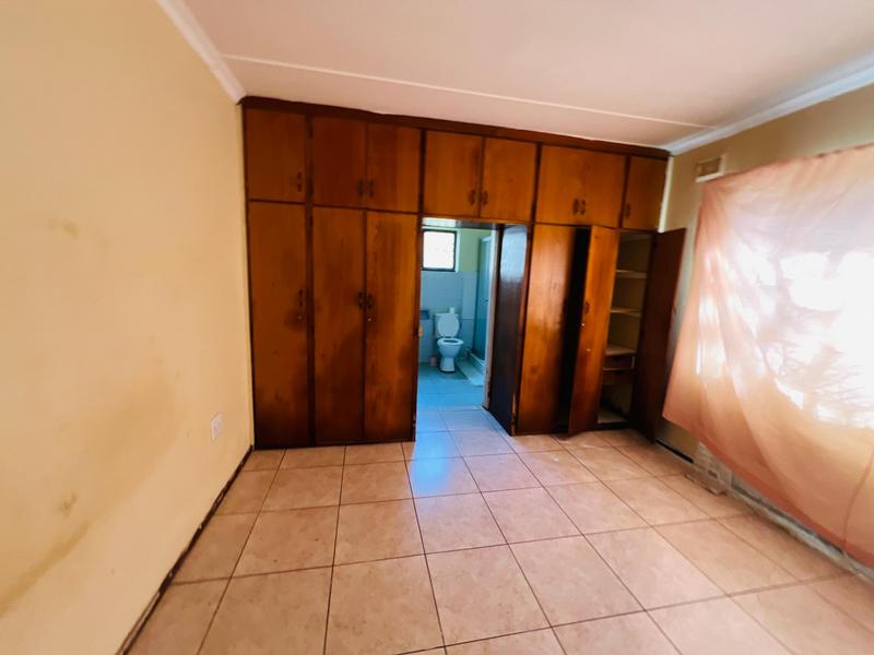 3 Bedroom Property for Sale in Umlazi KwaZulu-Natal
