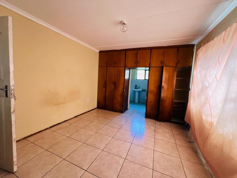 3 Bedroom Property for Sale in Umlazi KwaZulu-Natal