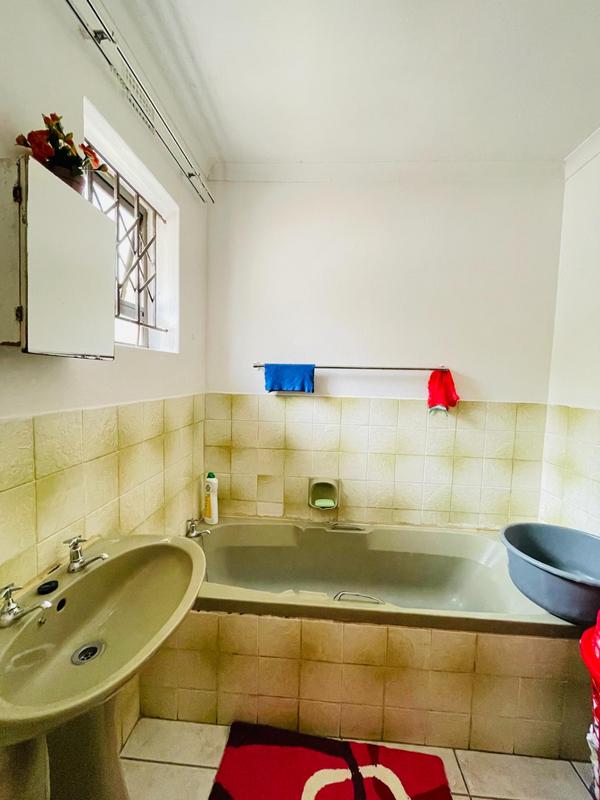 4 Bedroom Property for Sale in Umlazi KwaZulu-Natal