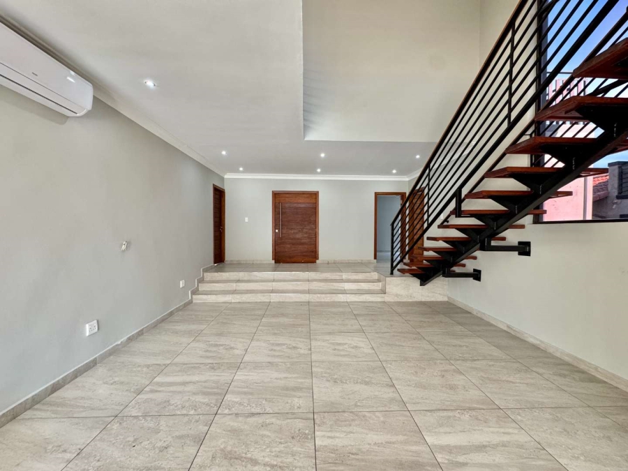 To Let 5 Bedroom Property for Rent in Izinga Ridge KwaZulu-Natal