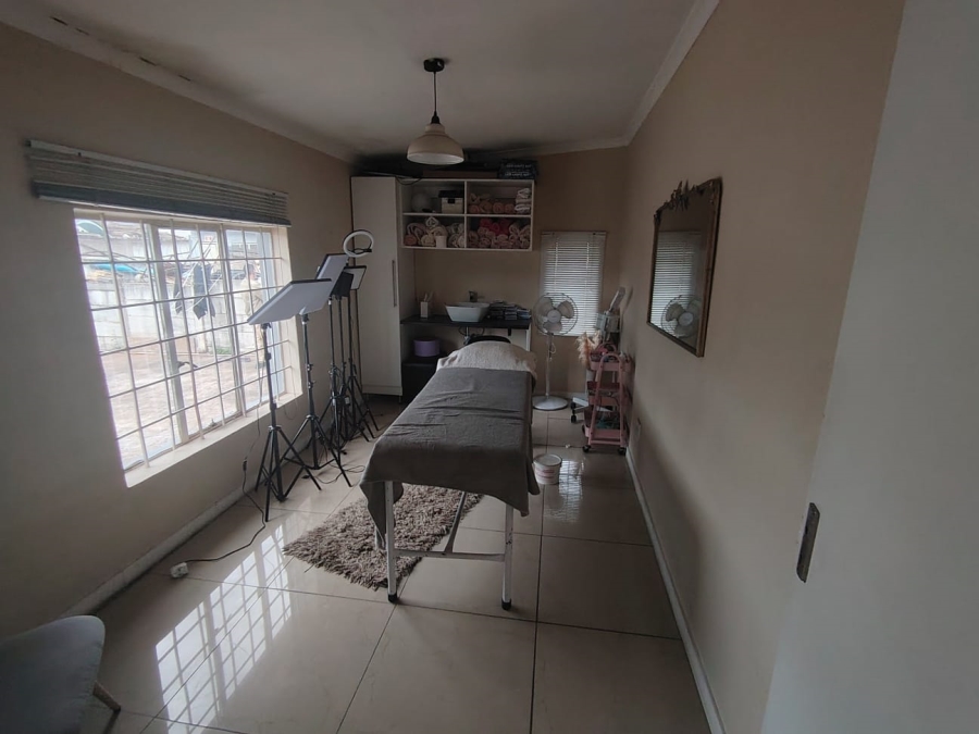 To Let commercial Property for Rent in Bulwer KwaZulu-Natal