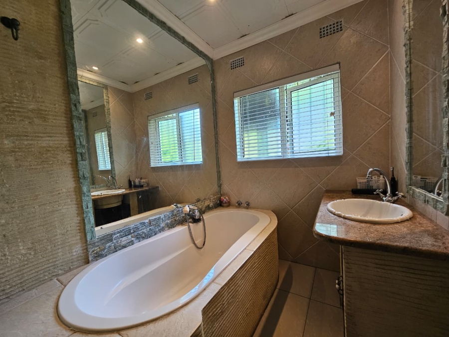 5 Bedroom Property for Sale in Meer En See KwaZulu-Natal