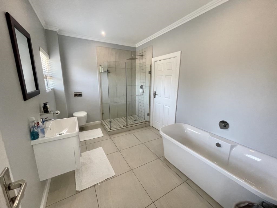 To Let 4 Bedroom Property for Rent in Izinga Ridge KwaZulu-Natal