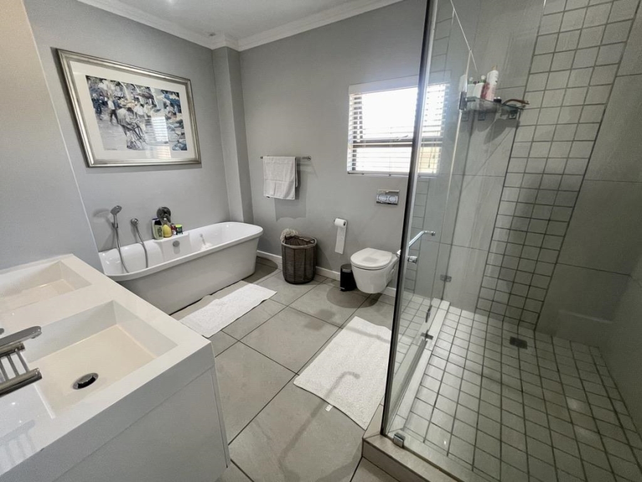 To Let 4 Bedroom Property for Rent in Izinga Ridge KwaZulu-Natal