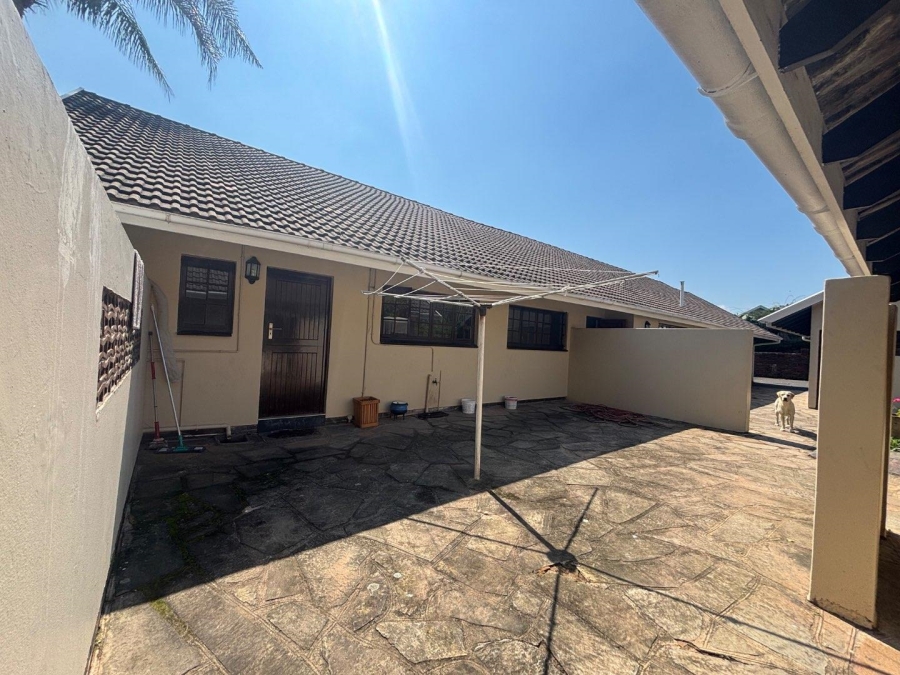 To Let 4 Bedroom Property for Rent in Kloof KwaZulu-Natal
