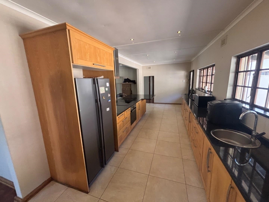 To Let 4 Bedroom Property for Rent in Kloof KwaZulu-Natal