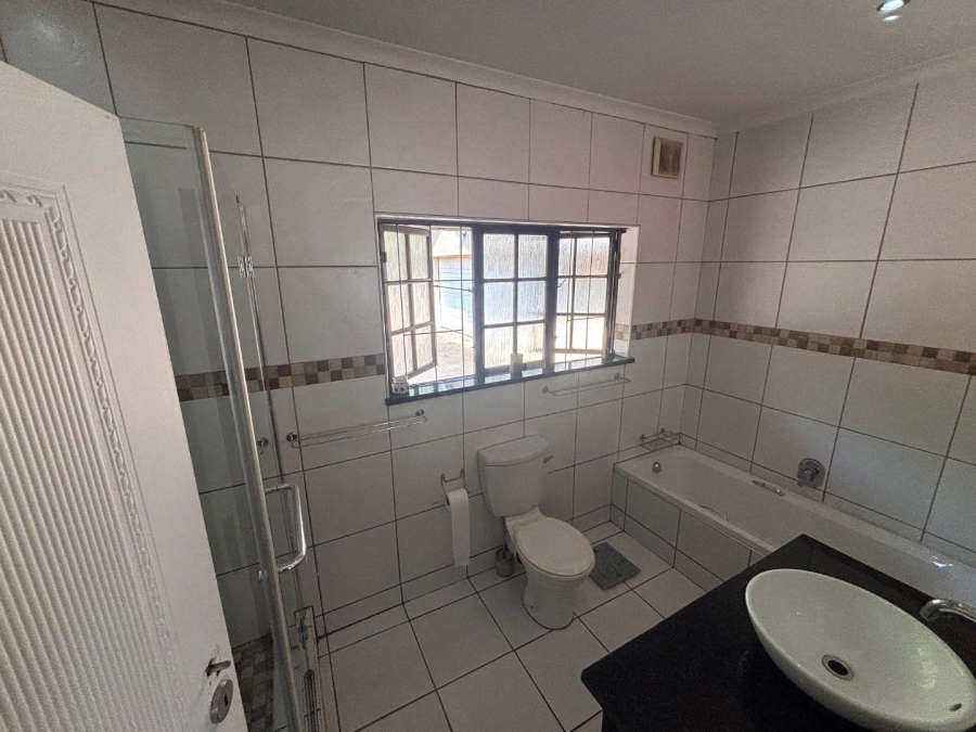 To Let 4 Bedroom Property for Rent in Kloof KwaZulu-Natal