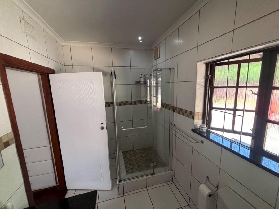 To Let 4 Bedroom Property for Rent in Kloof KwaZulu-Natal