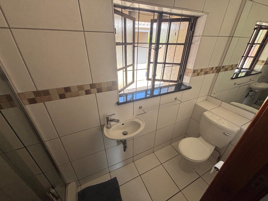 To Let 4 Bedroom Property for Rent in Kloof KwaZulu-Natal