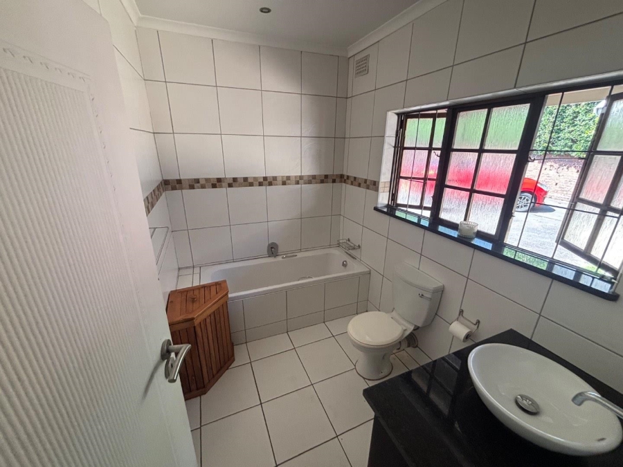 To Let 4 Bedroom Property for Rent in Kloof KwaZulu-Natal