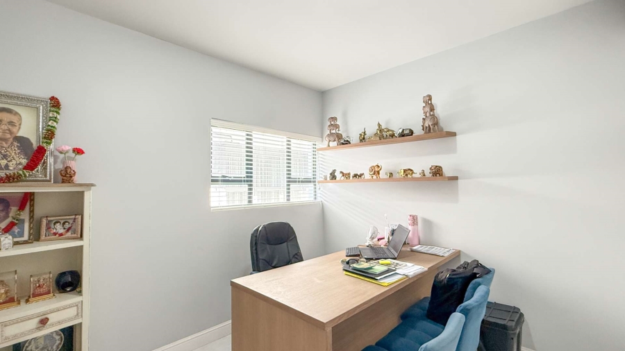 6 Bedroom Property for Sale in Tinley Manor KwaZulu-Natal