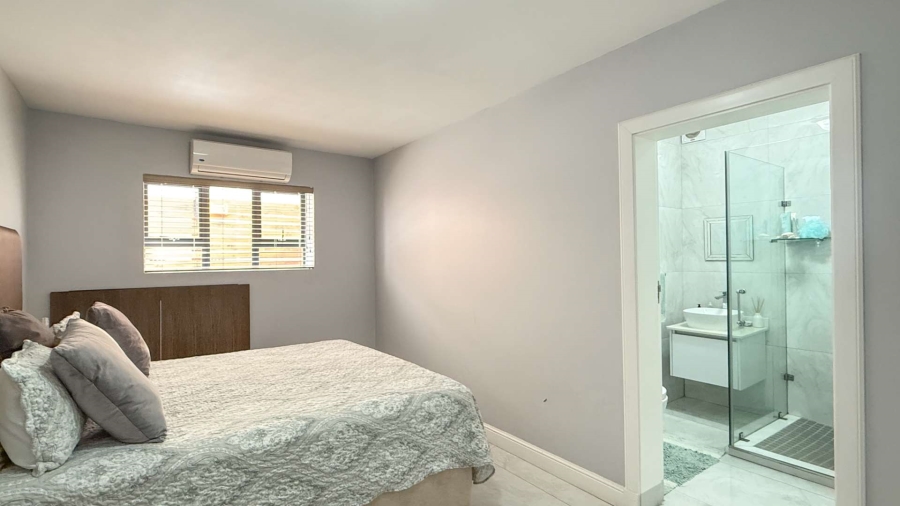 6 Bedroom Property for Sale in Tinley Manor KwaZulu-Natal