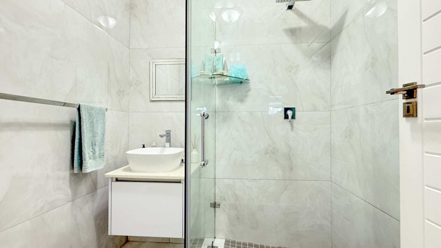 6 Bedroom Property for Sale in Tinley Manor KwaZulu-Natal