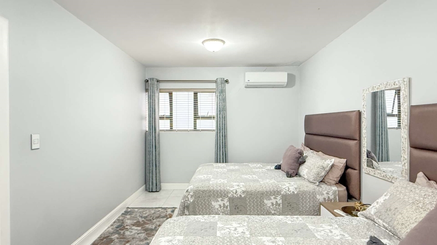 6 Bedroom Property for Sale in Tinley Manor KwaZulu-Natal