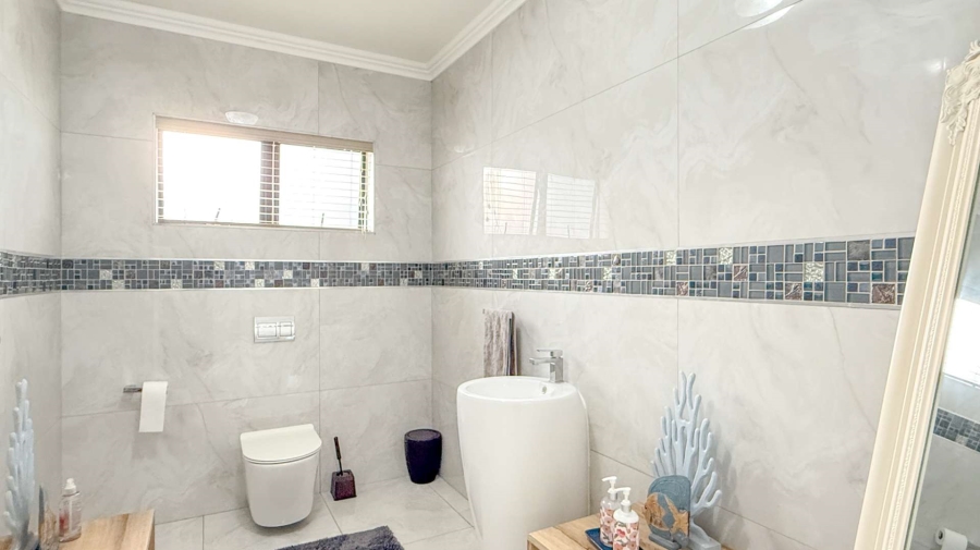 6 Bedroom Property for Sale in Tinley Manor KwaZulu-Natal