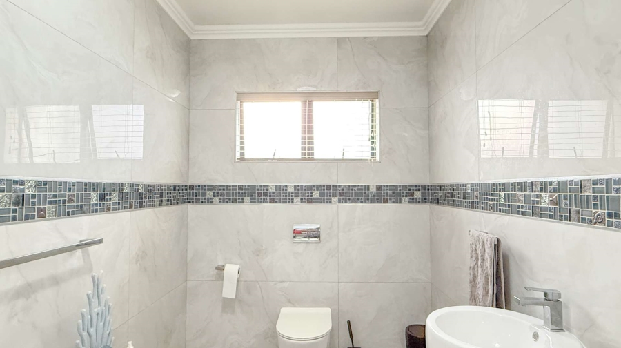 6 Bedroom Property for Sale in Tinley Manor KwaZulu-Natal