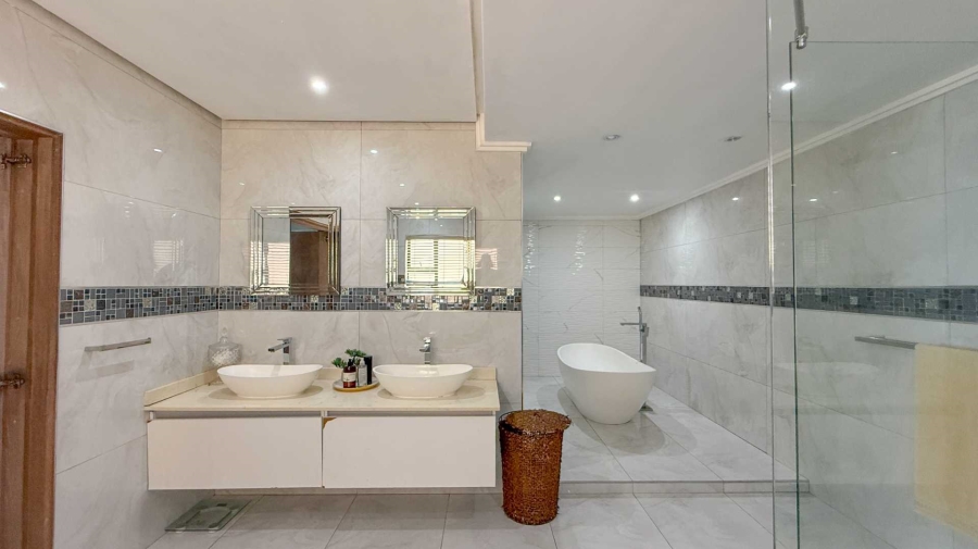 6 Bedroom Property for Sale in Tinley Manor KwaZulu-Natal