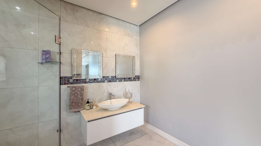 6 Bedroom Property for Sale in Tinley Manor KwaZulu-Natal