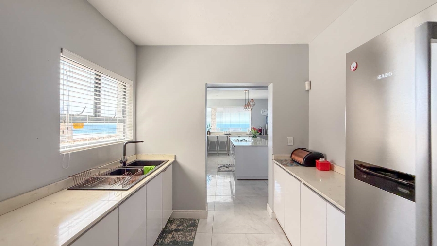 6 Bedroom Property for Sale in Tinley Manor KwaZulu-Natal