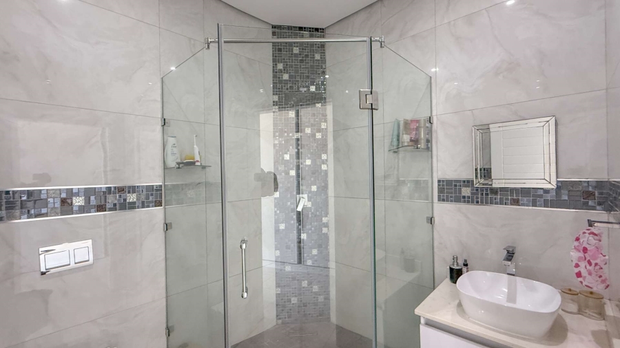 6 Bedroom Property for Sale in Tinley Manor KwaZulu-Natal