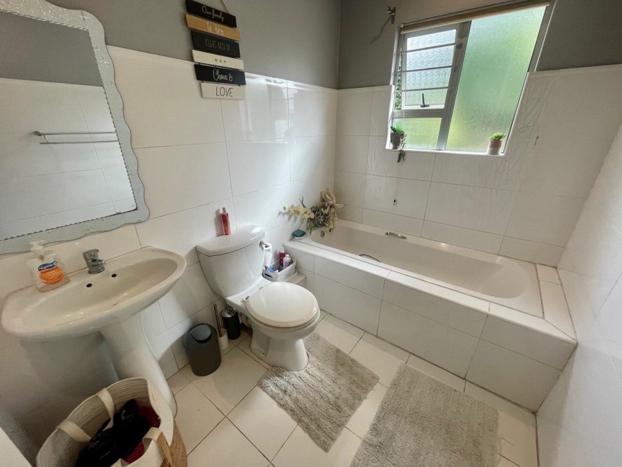 To Let 4 Bedroom Property for Rent in Somerset Park KwaZulu-Natal