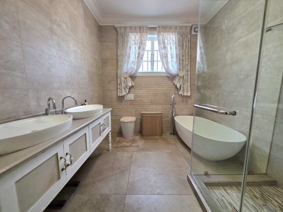 6 Bedroom Property for Sale in Kloof KwaZulu-Natal