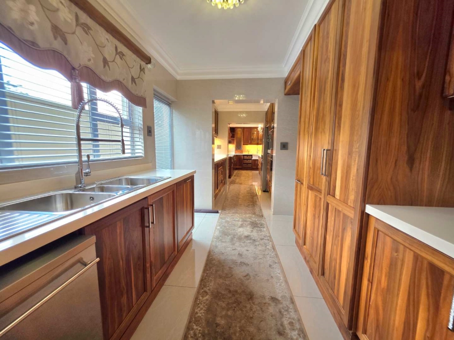 6 Bedroom Property for Sale in Kloof KwaZulu-Natal